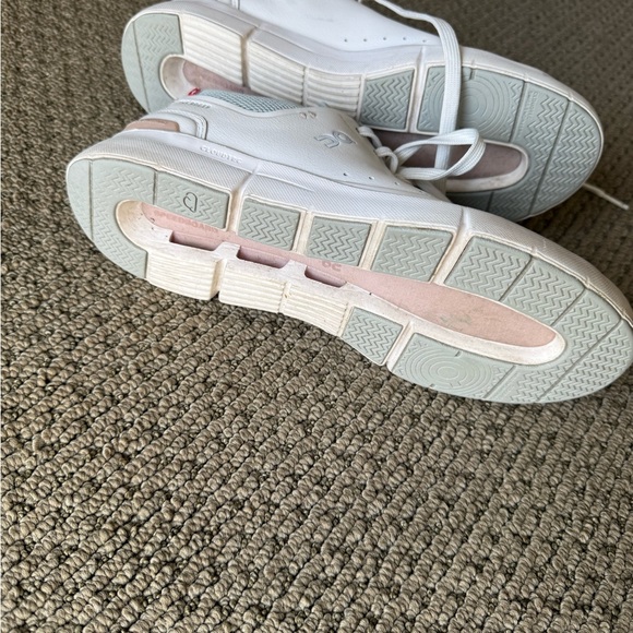 On The Rodger Advantage Tennis sneaker, 8.5 good condition - Picture 3 of 5